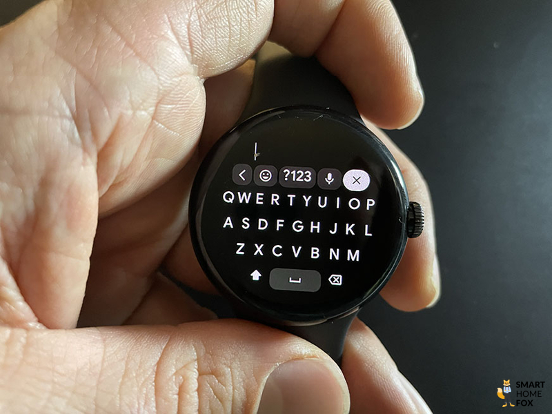 Man sieht die QWERTY-Tastatur auf der Google Pixel Watch.